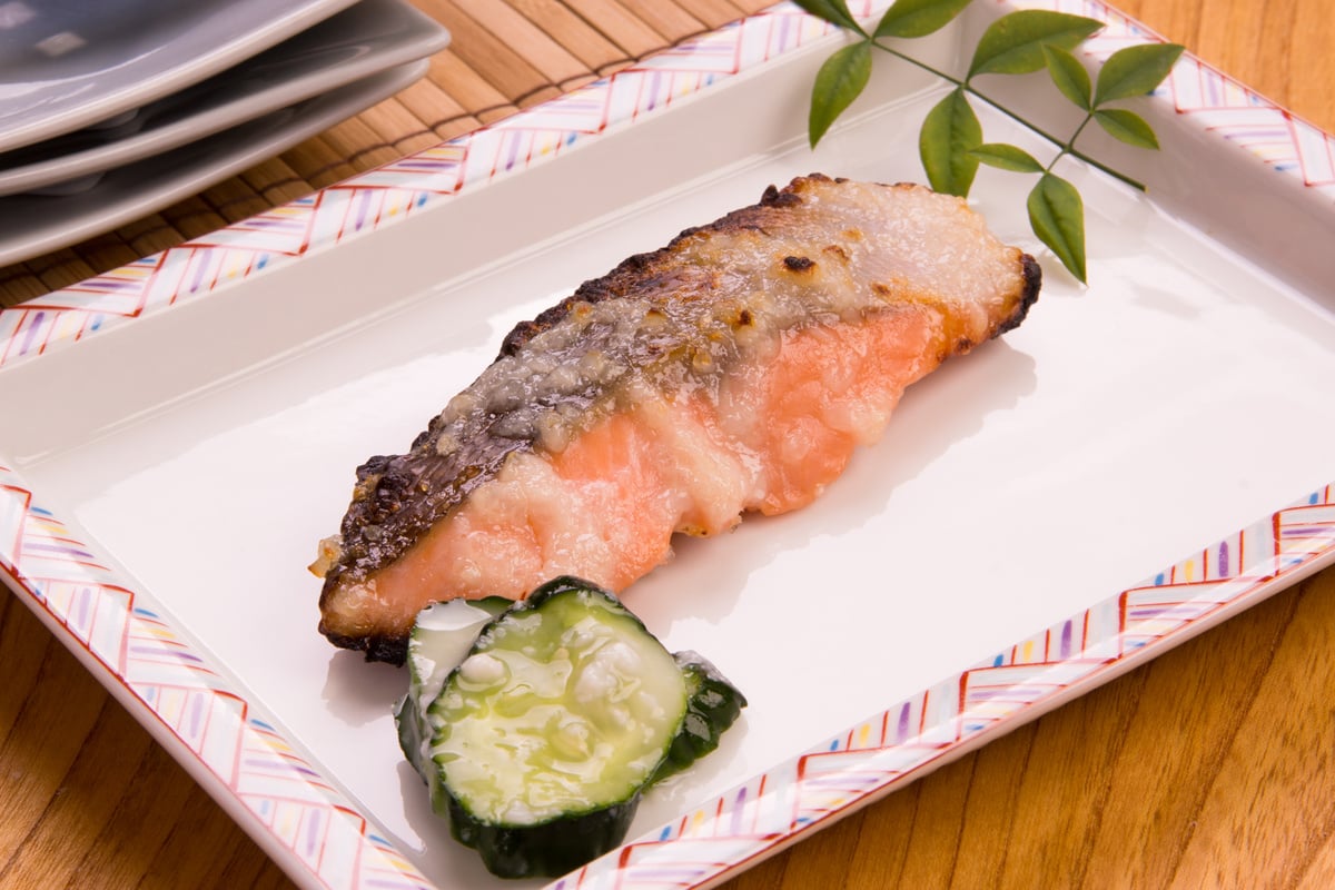 Grilled salmon with salt koji